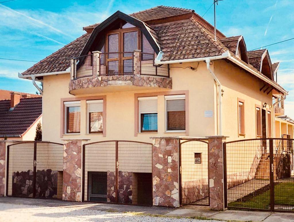 Aranylo Apartmanhaz Hajduszoboszlo Exterior photo